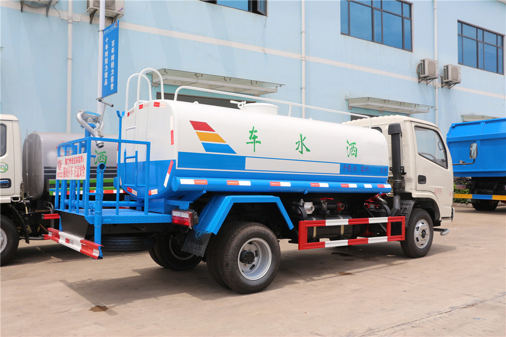 东风多利卡（5方）CLW5070GSSD5型洒水车