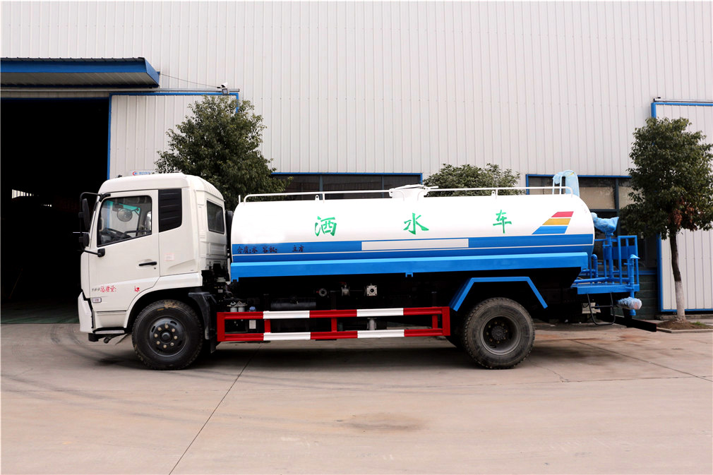 东风天锦（12方）CLW5161GSSD5型洒水车